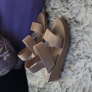 Khaki stretch band flip-flops 6.5